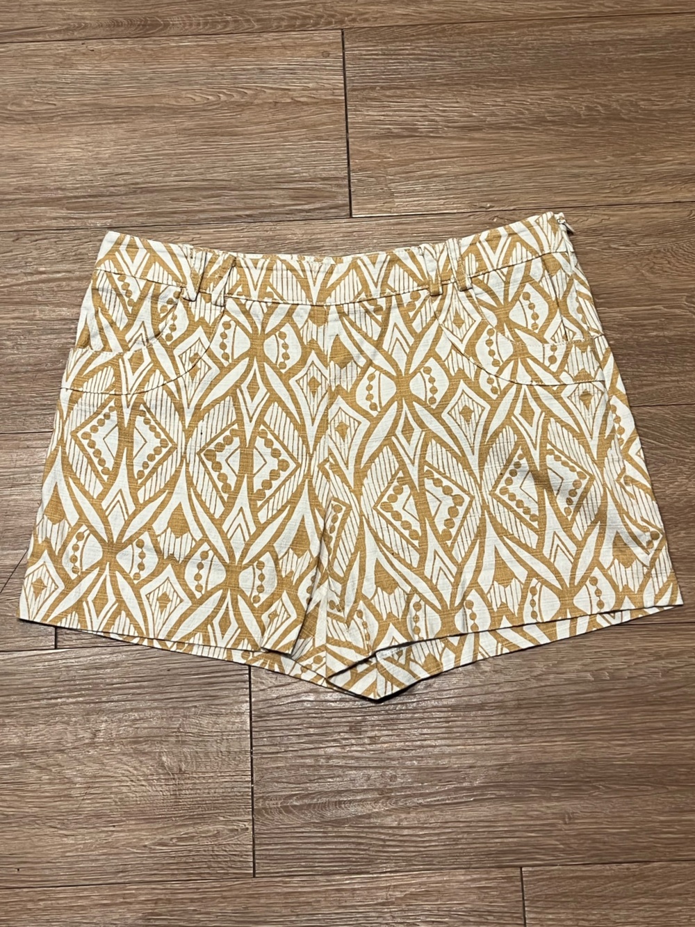 elevenses Tan & White Geometric Flat-Front Shorts